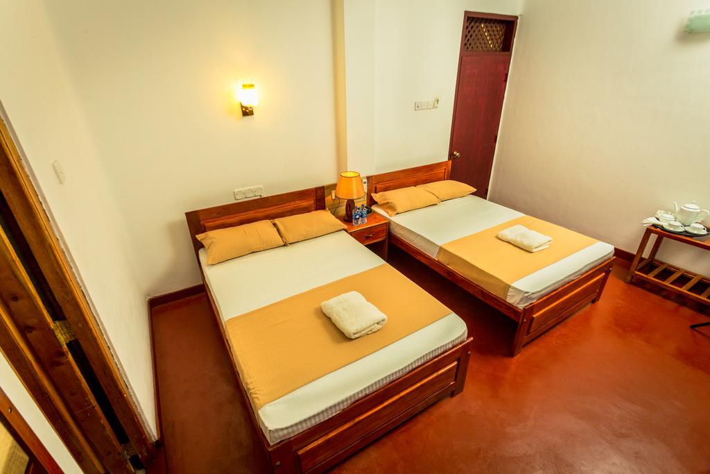 Dayanithi Guest House Джафна Экстерьер фото