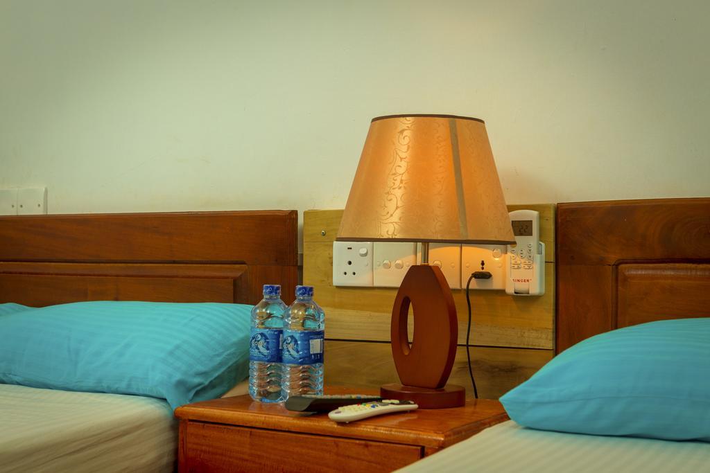 Dayanithi Guest House Джафна Экстерьер фото