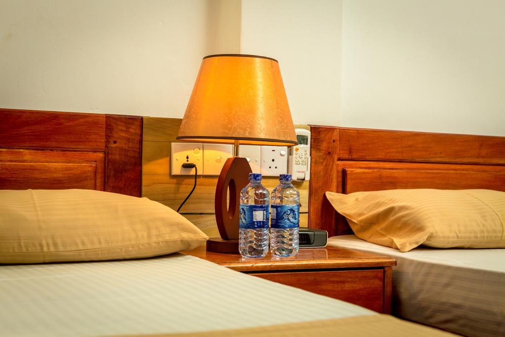 Dayanithi Guest House Джафна Экстерьер фото