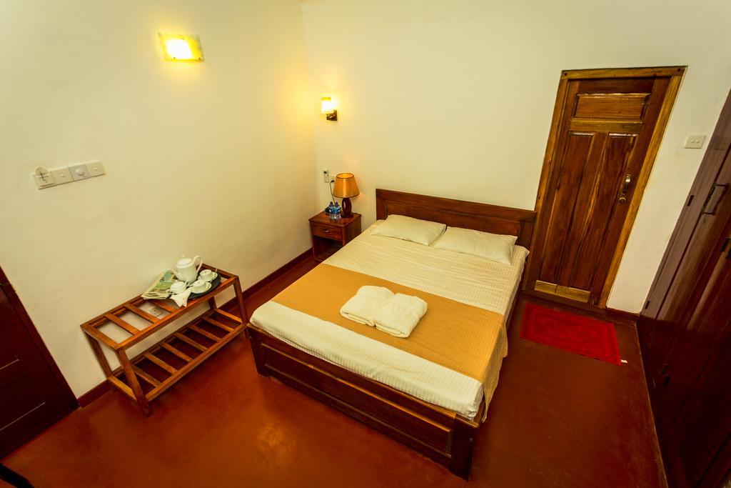 Dayanithi Guest House Джафна Экстерьер фото
