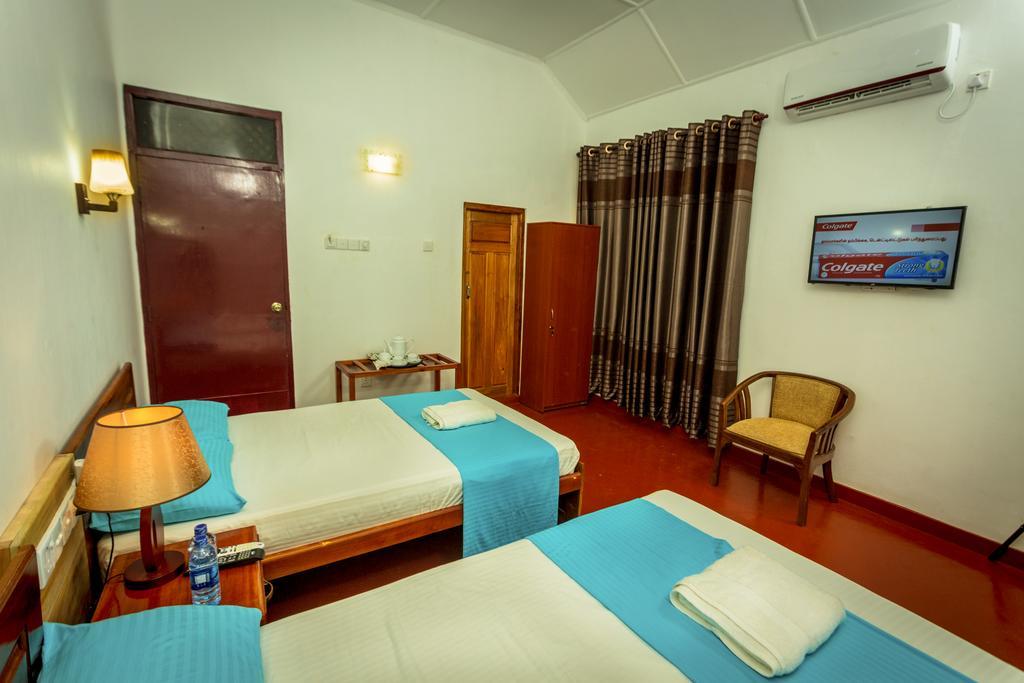 Dayanithi Guest House Джафна Экстерьер фото