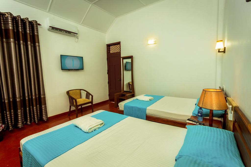 Dayanithi Guest House Джафна Экстерьер фото