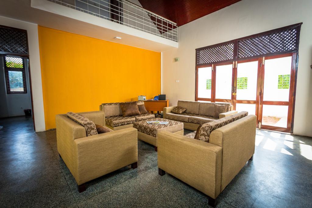 Dayanithi Guest House Джафна Экстерьер фото