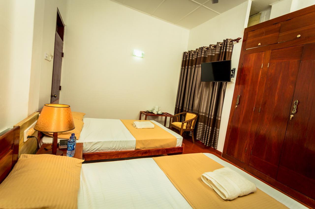 Dayanithi Guest House Джафна Экстерьер фото
